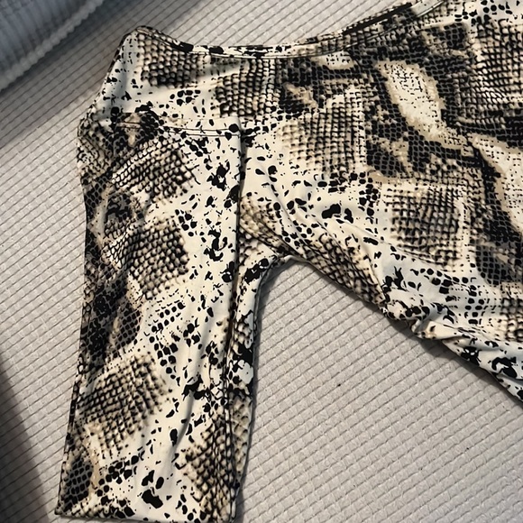 snake print crop top - Picture 2 of 4